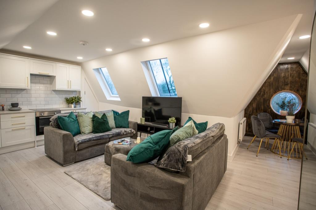 Lot: 98 - TWO-BEDROOM APARTMENT IN POPULAR WEST END OF FOLKESTONE -